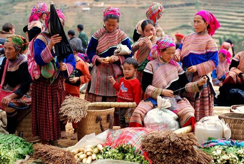 Chợ Lào Lóng Sập tấp nập