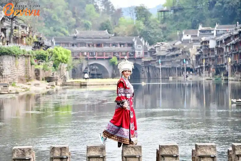 Du khách tham quan tour Phượng Hoàng Cổ Trấn Phượng Hoàng Cổ Trấn
