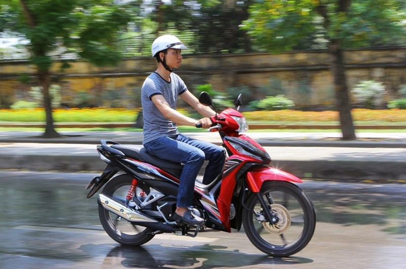 xe máy là phương tiện đi đến chùa hương