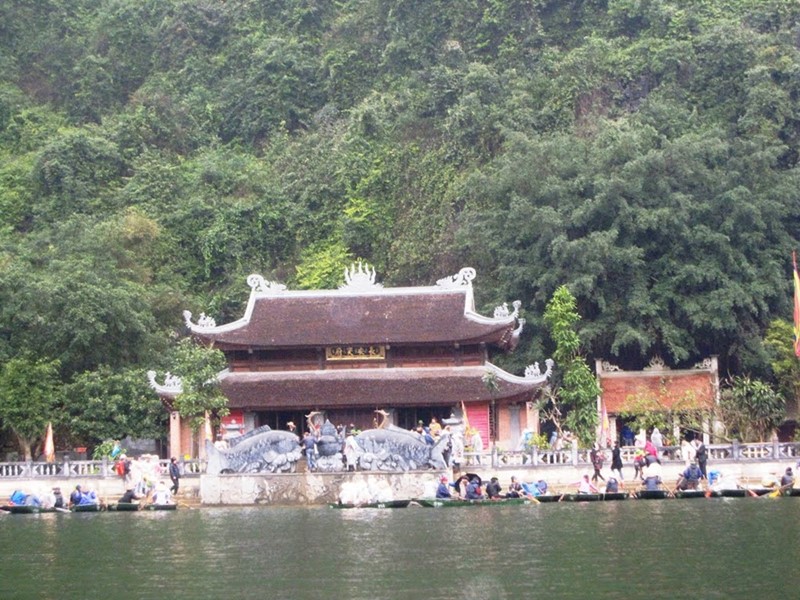 đền Trình chùa Hương là điểm đến đầu tiên