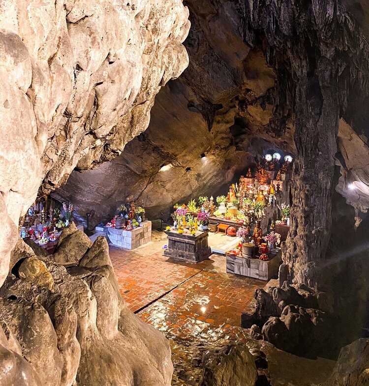 Động Hương Tích là địa điểm du lịch tâm linh nổi tiếng