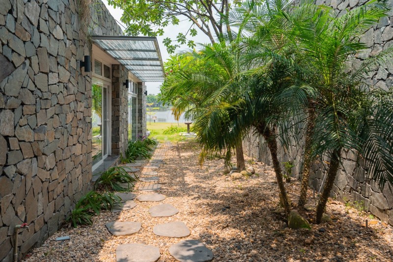Con đường sỏi đá