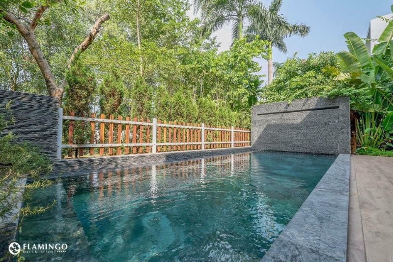Xung quanh được trồng nhiều cây
