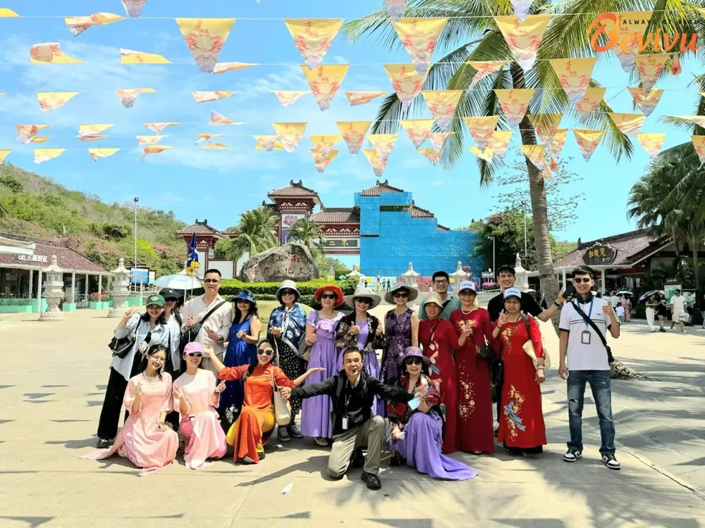 Đoàn khách chụp ảnh check in ở Hải Nam