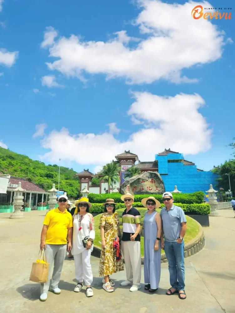 Đoàn mua sắm trong tour đảo Hải Nam