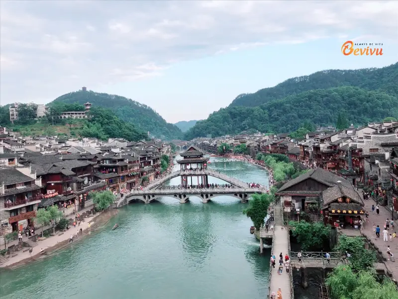 Cầu Hồng Kiều nhìn từ xa tour du lịch phượng hoàng cổ trấn mùa thu