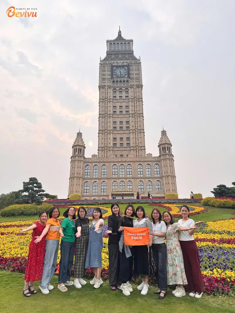 Đoàn check-in tại Khai Viễn Du lịch tour Châu Hồng Hà - Khai viễn