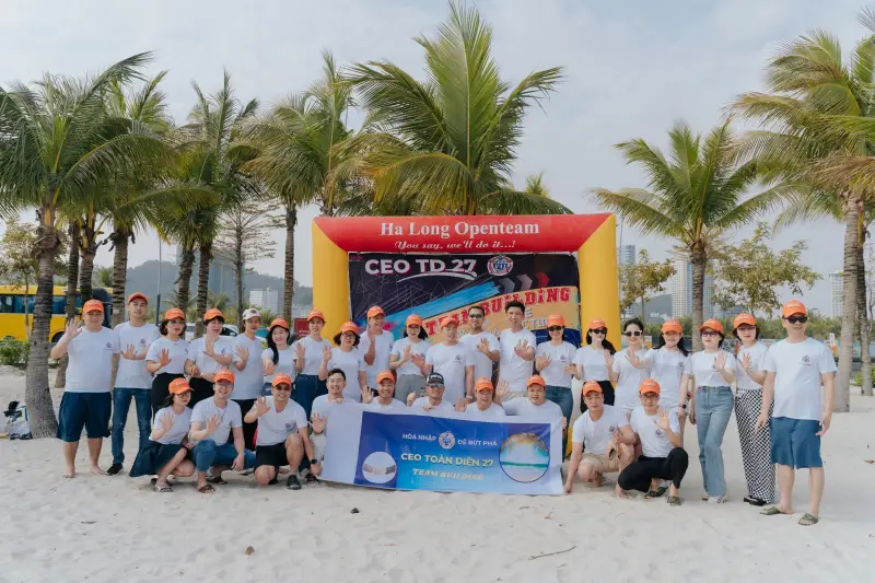 Check-in cùng đồng đội tại biển xanh đi tour du lịch công ty