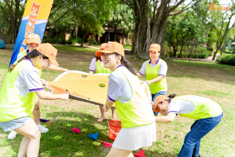 Đoàn nhân viên cùng hòa mình vào các trò chơi vận động sôi nổi và vui nhộn. Tour du lịch hè – Nơi sức mạnh tập thể tỏa sáng
