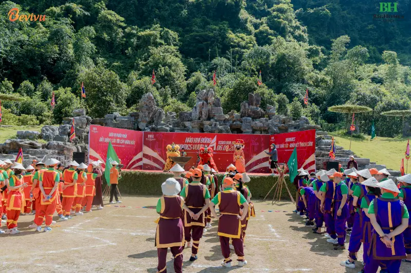 Không khí rộn ràng trong hoạt động tập thể tour du lịch hè sôi động