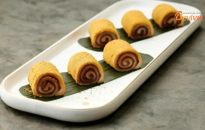 Bánh cuộn lừa với lớp nhân đậu đỏ ngọt bùi, mềm dẻo ẩm thực Bắc Kinh với bánh cuộn lừa