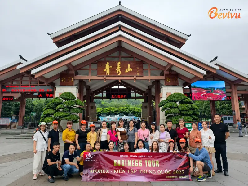 Đoàn khách check-in tại Nam Ninh Đoàn du lịch tour Nam Ninh Trung Quốc
