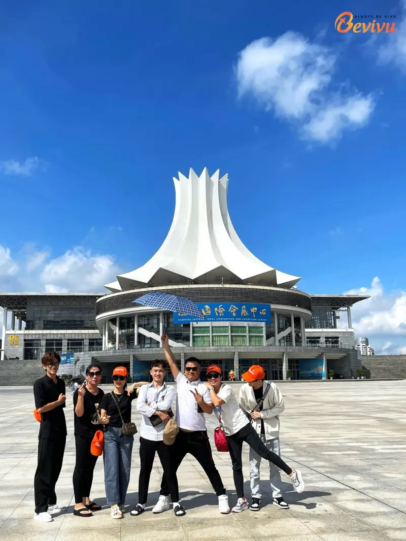 Du khách hào hứng check-in tại Trung tâm triển lãm quốc tế Nam Ninh Du khách check-in tại Trung tâm triển lãm quốc tế Nam Ninh