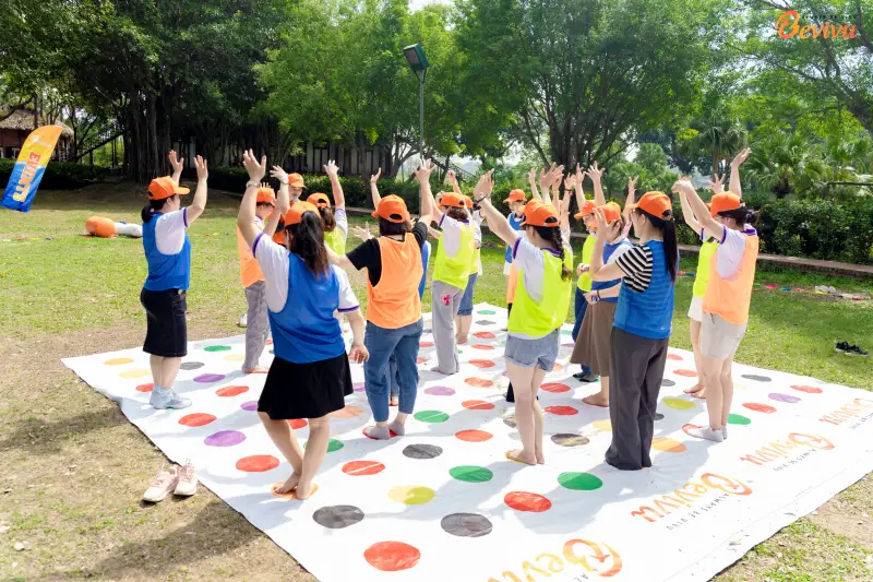 Đoàn tham gia các trò chơi teambuilding tổ chức du lịch công ty teambuilding