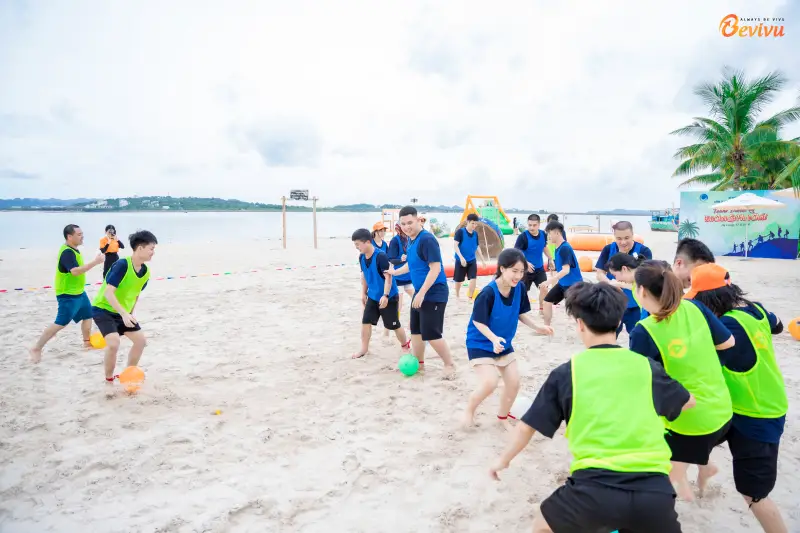 Không khí sôi động từ những trò chơi đồng đội trên biển tour du lịch công ty hè 2025 với các trò chơi đồng đội