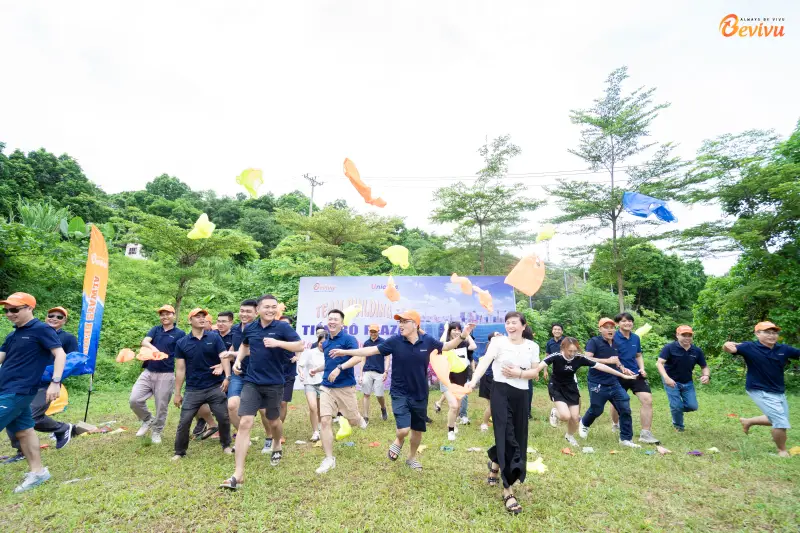 Đoàn khách hào hứng tham gia trò chơi tập thể Tham gia các trò chơi cùng tour du lịch công ty hè 2025