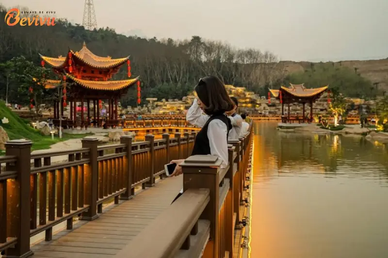 Du khách check-in tại Công viên ánh sáng Công viên ánh sáng là sự kết hợp giữa kiến trúc cổ điển và ánh sáng hiện đại
