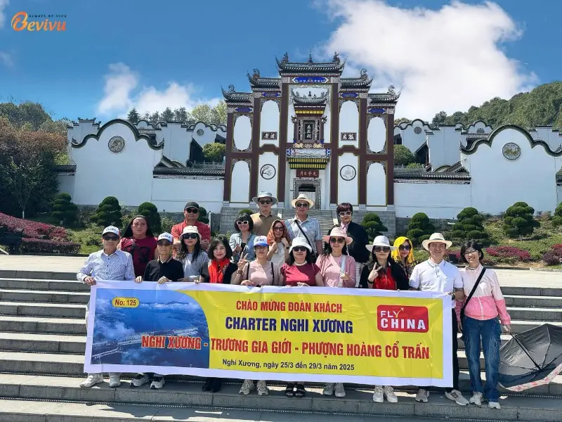 Đoàn khách tham quan check-in tour Phượng Hoàng Cổ Trấn du lịch Phượng Hoàng Cổ Trấn cùng Bevivu