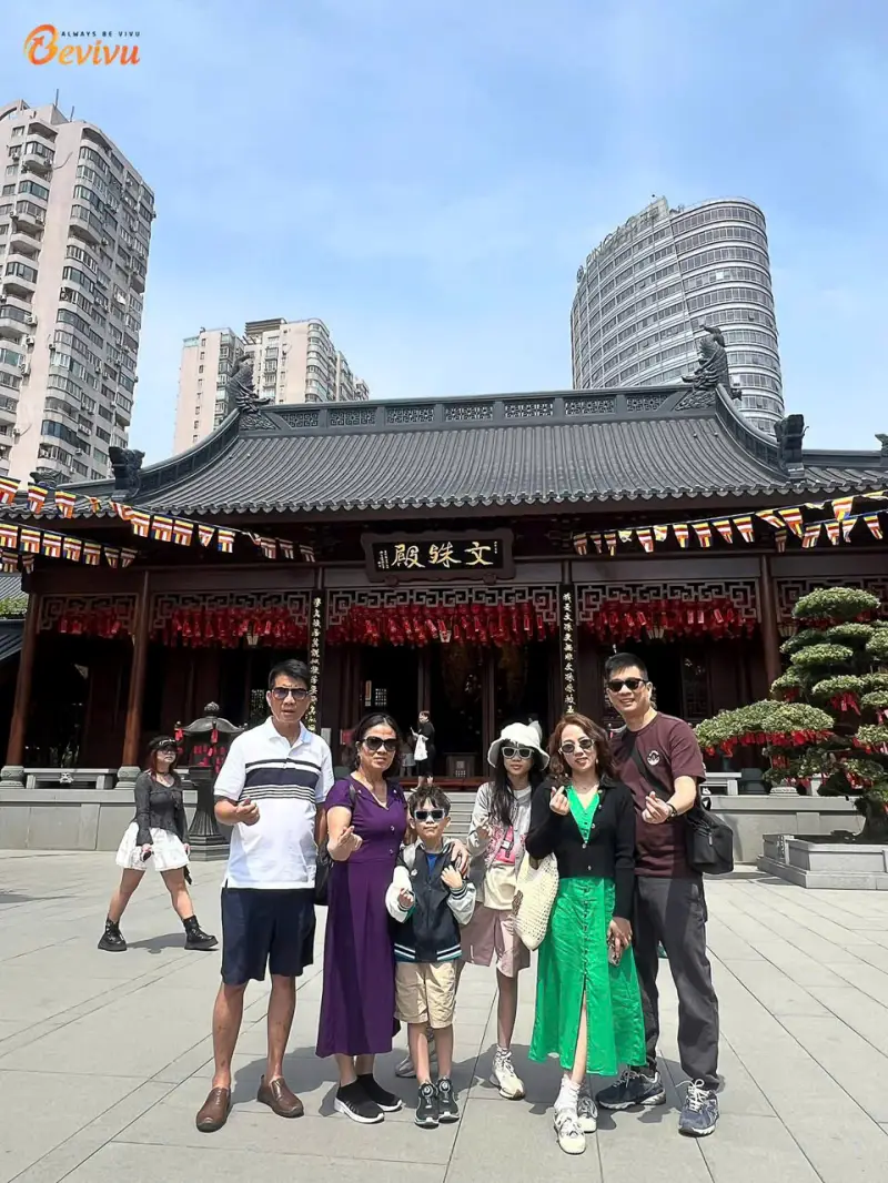 Đoàn khách check-in tại Thượng Hải du lịch tour Thượng Hải