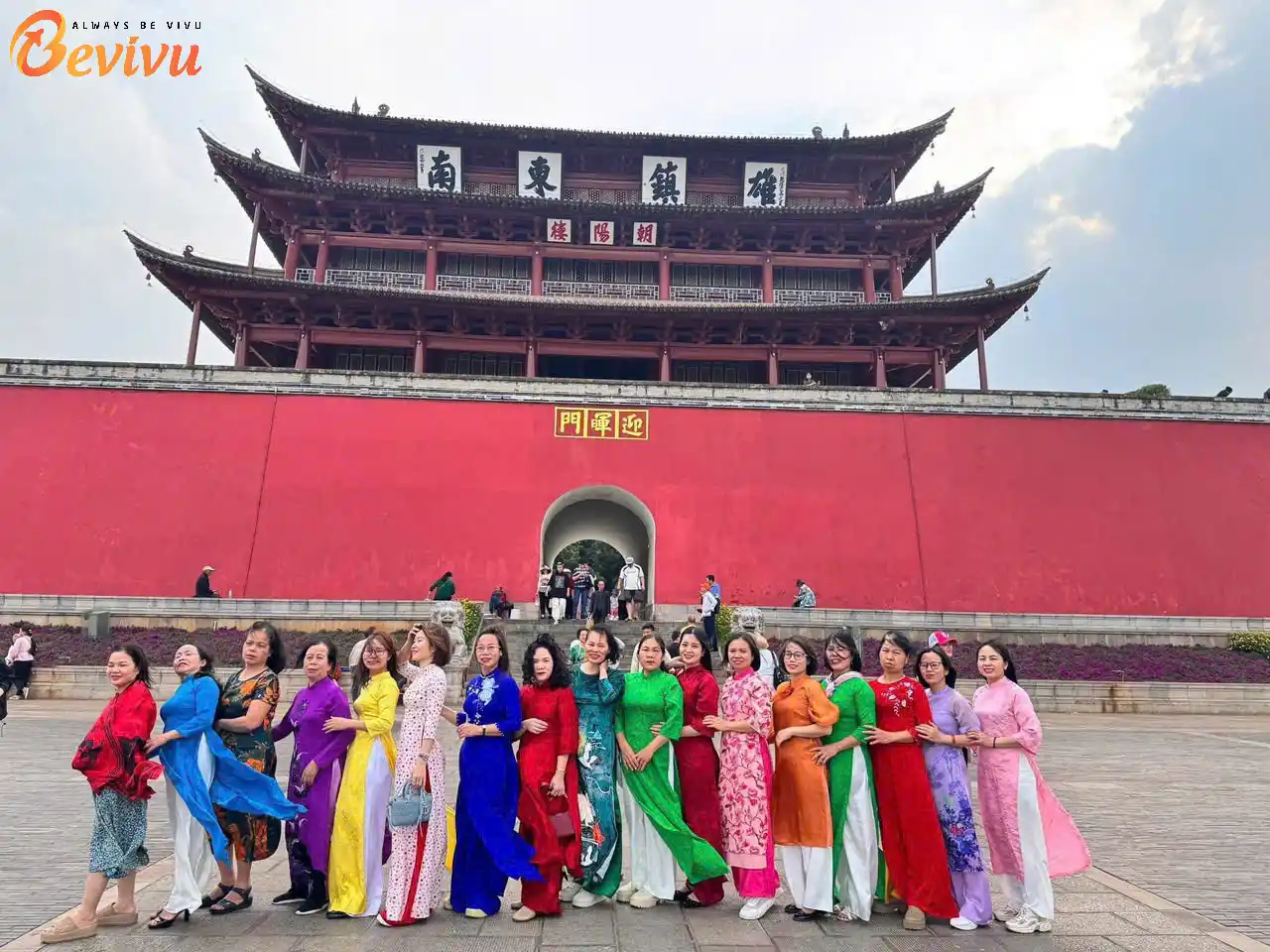 Đoàn tham quan du lịch tour Châu Hồng Hà tour Châu Hồng Hà cùng Bevivu