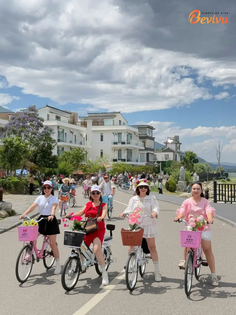 Du khách đạp xe thư giãn bên hồ Điền Trì tour Côn Minh