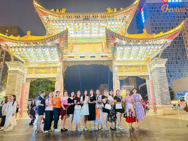 Đoàn khách tham quan du lịch tour Côn Minh Tour du lịch Côn Minh