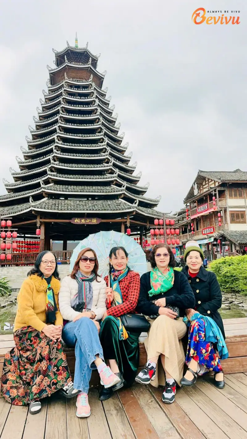 Du khách check-in tai Tháp Nam Ninh tour Nam Ninh Thái Bình Cổ Trấn