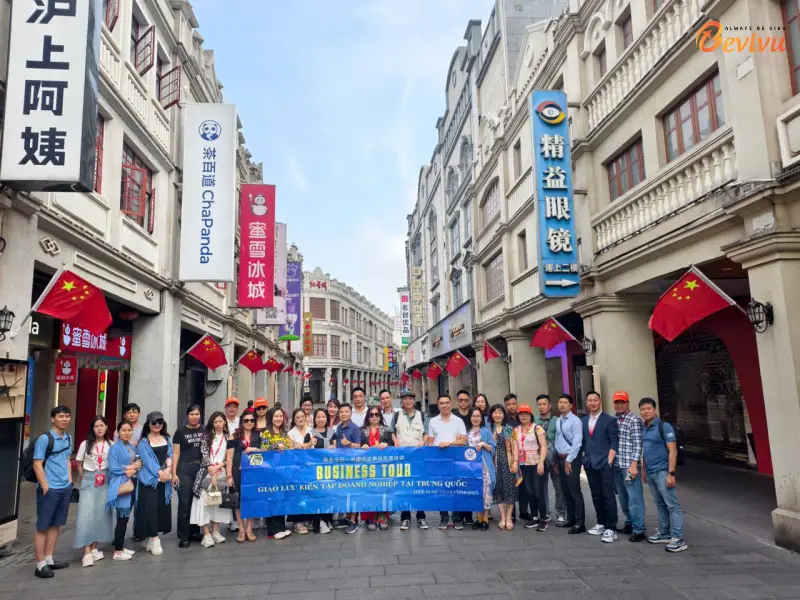 Đoàn tour Nam Ninh check-in tại phố Tam Ngõ Nhị Phố Tam Ngõ Nhị