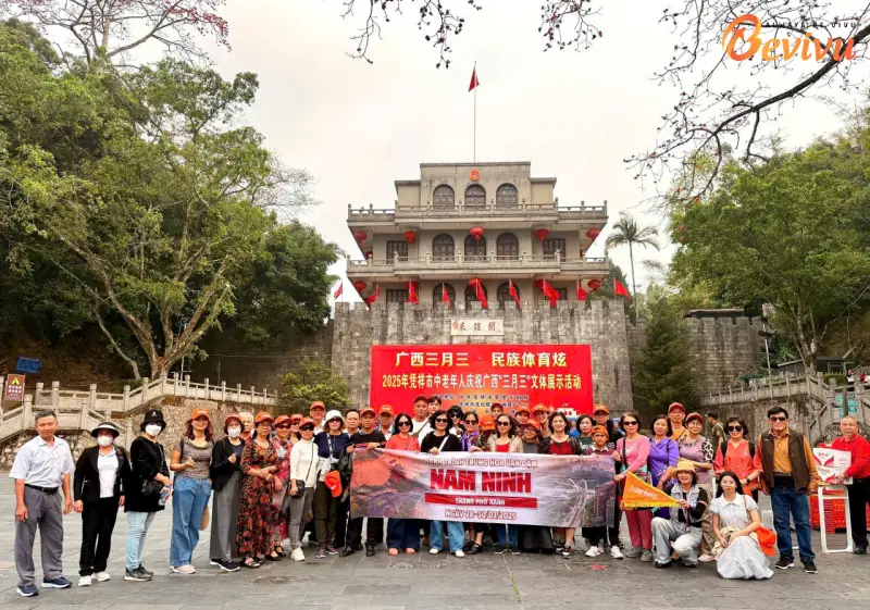 Đoàn khách thích thú khi trải nghiệm tour Nam Ninh của Bevivu tour Nam Ninh Trung Quốc