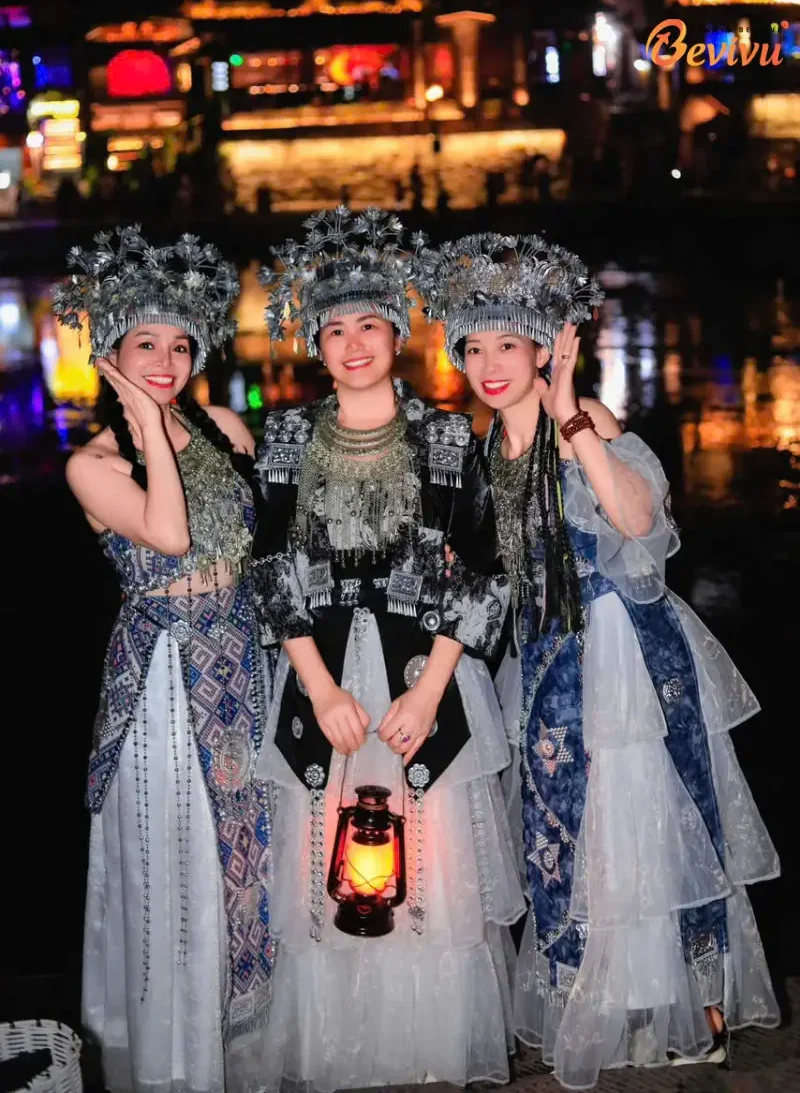 Du khách check-in với trang phục dân tộc Trang phục truyền thống du lịch Phượng hoàng Cổ trấn