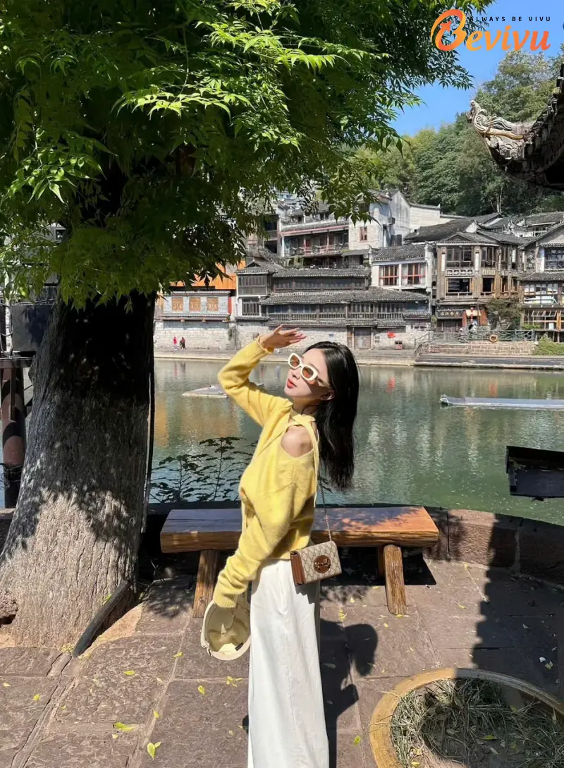 Du lịch Phượng Hoàng Cổ Trấn và ghi lại dấu ấn nơi đây Du khách tham quan du lịch tour Phượng Hoàng Cổ Trấn