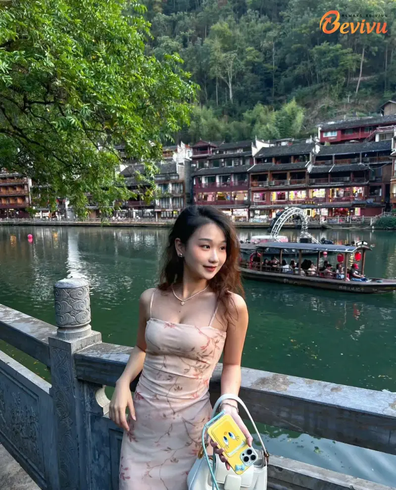 Góc sống ảo tại Phượng Hoàng Cổ Trấn du khách chec-in sống ảo tại phượng hoàng cổ trấn