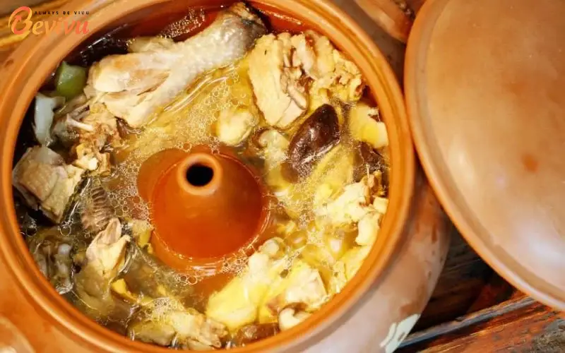 Gà hấp kiểu Vân Nam Gà hấp kiểu Vân Nam là một món ăn đặc trưng của ẩm thực Vân Nam, Trung Quốc