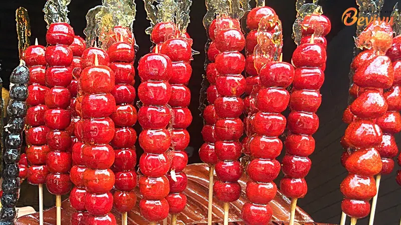 Kẹo hồ lô với lớp đường caramen cứng ngọt Ẩm thực Bắc Kinh với kẹo hồ lô