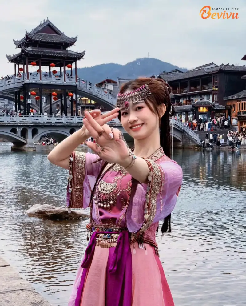 Du khách check-in giữa lòng Phượng Hoàng Cổ Trấn cổ kính Tour Phượng Hoàng Cổ Trấn 2025