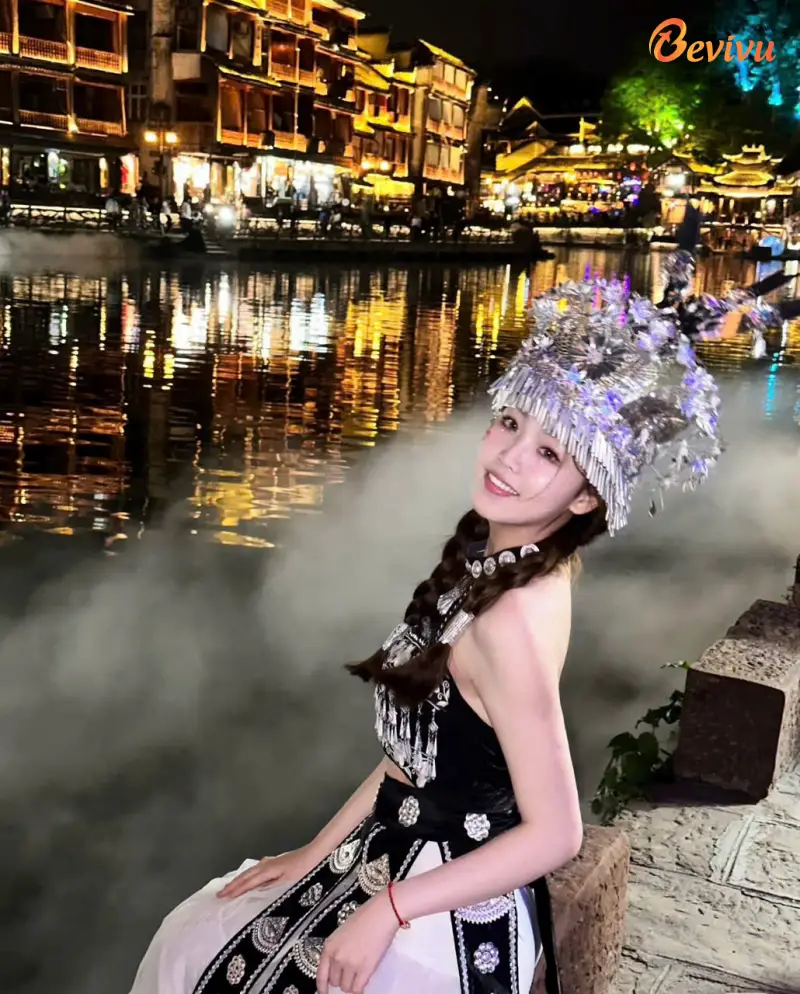 Du khách check-in bên dòng sông Đà Giang du lịch Phượng Hoàng Cổ Trấn mùa thu 2025