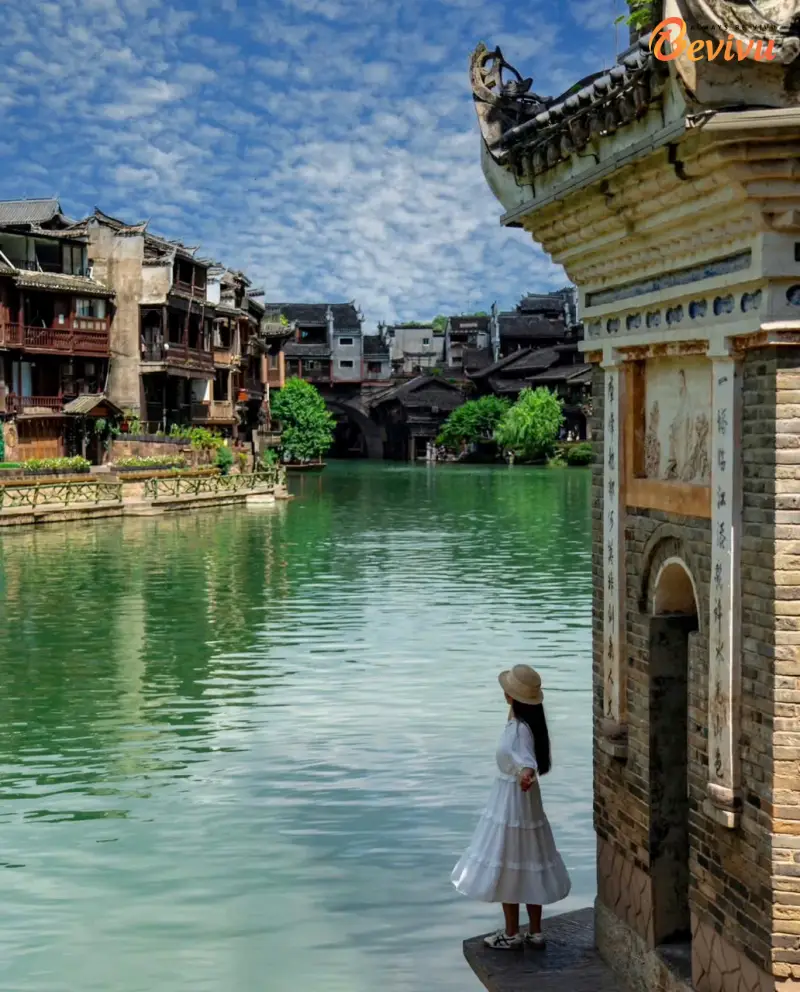 Ghi lại khoảnh khắc lãng mạn bên dòng sông Đà Giang thơ mộng. tour Phượng Hoàng Cổ Trấn - Trương Gia Giới