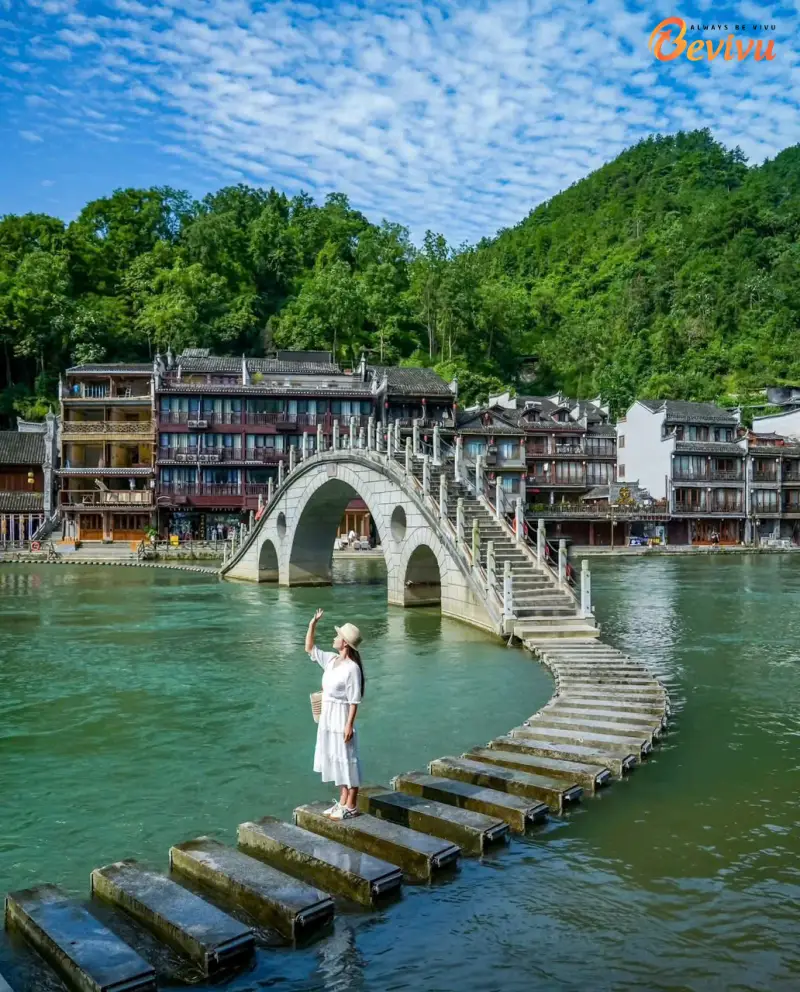 Du khách check-in bên dòng sông Đà Giang thơ mộng. tour Phượng Hoàng Cổ Trấn