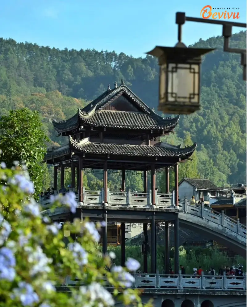 Kiến trúc gỗ truyền thống với nhiều tầng mái cong đặc trưng du lịch tour Phượng Hoàng Cổ trấn