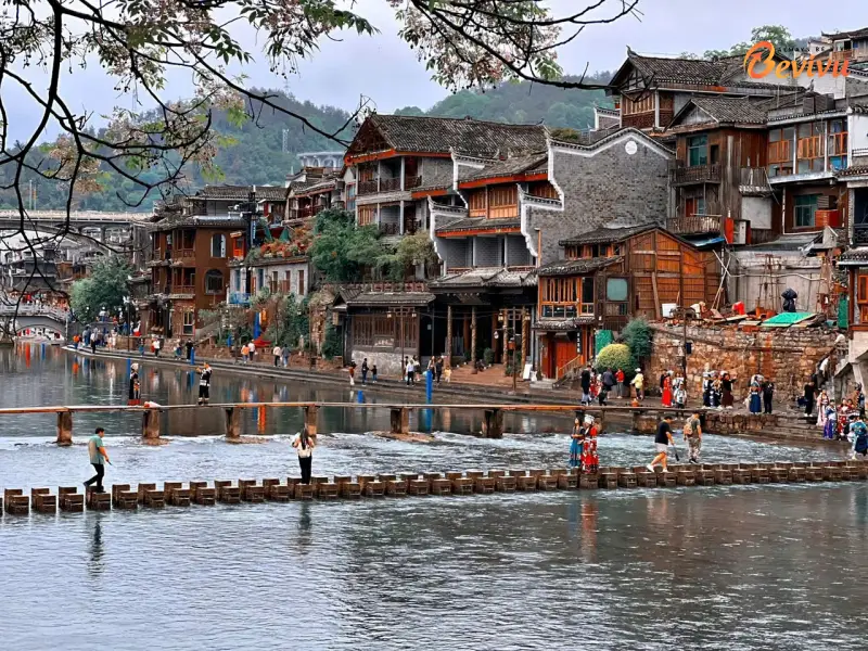 Quang cảnh tại Cầu Đá Nhảy địa điểm du lịch Phượng Hoàng Cổ Trấn cầu Đá Nhảy