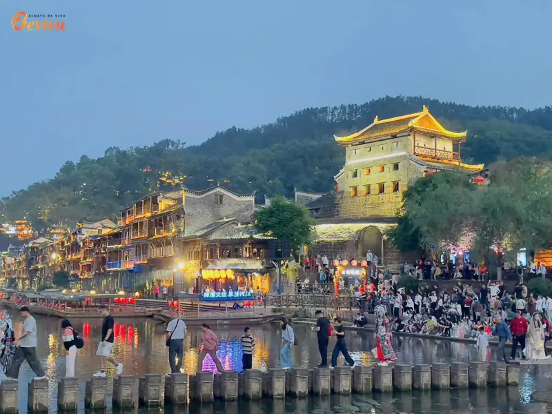 Phượng Hoàng Cổ Trấn khi hoàng hôn xuống
