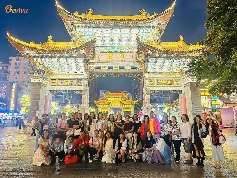 Đoàn khách check-in tại Kim Mã Bích Kê Phường Du lịch Côn Minh - Kim Mã Bích Kê Phường