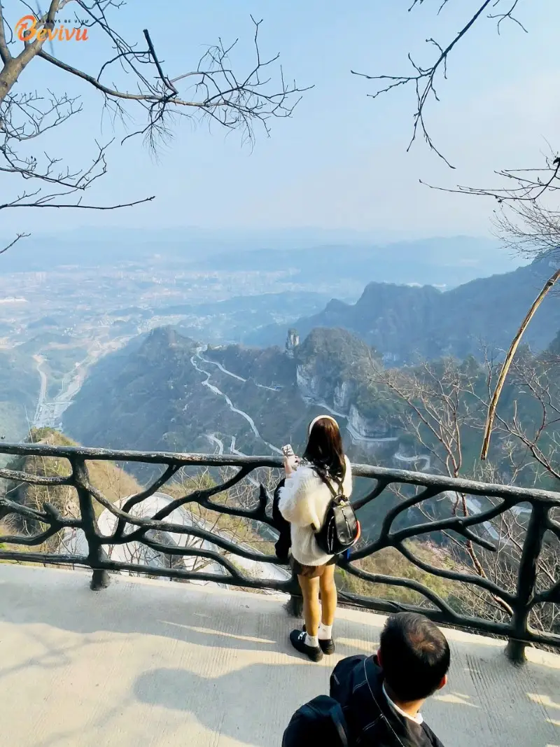Du khách check-in trước Đại lộ Thiên Môn Sơn tham quan du lịch Trương Gia Giới- Thiên Môn Sơn