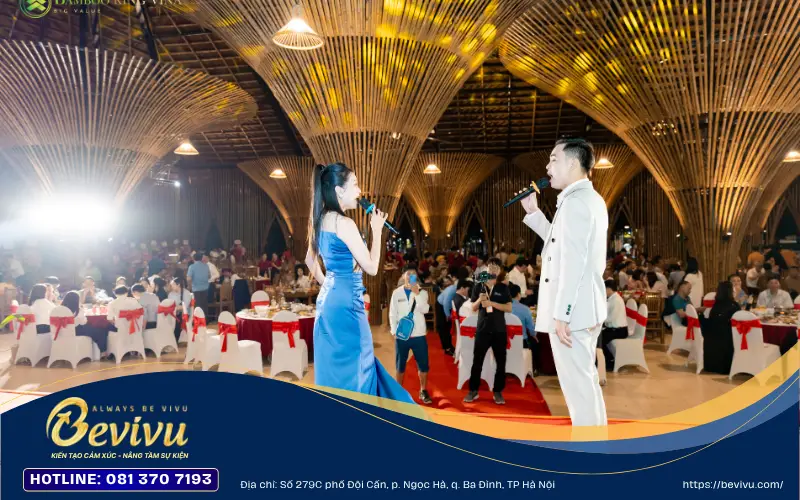 Ca sĩ hát trong sự kiện