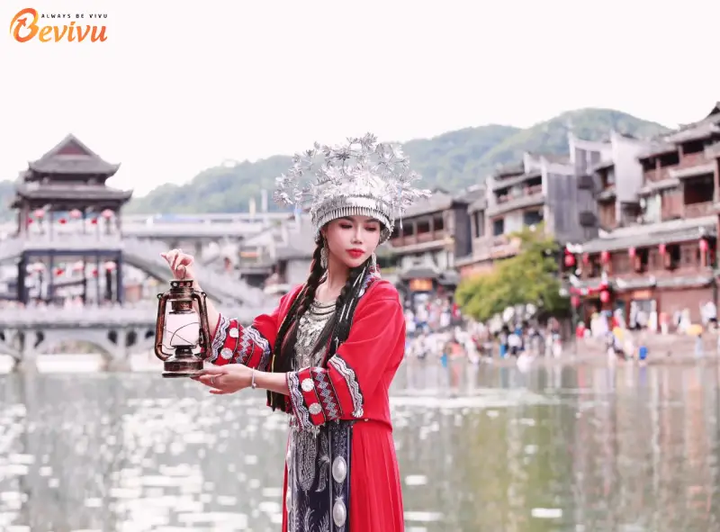 Một thoáng làm thiếu nữ Miêu giữa lòng cổ trấn mặc trang phục cổ trấn tham quan du lịch Phượng Hoàng Cổ Trấn