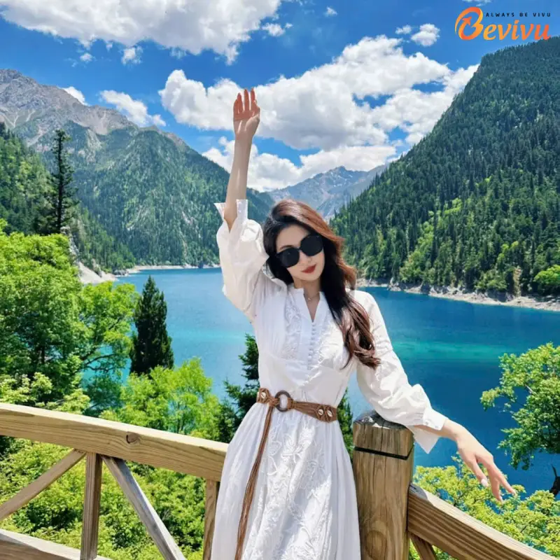 Du khách check-in tại Cửu Trại Câu du lịch cửu trại câu