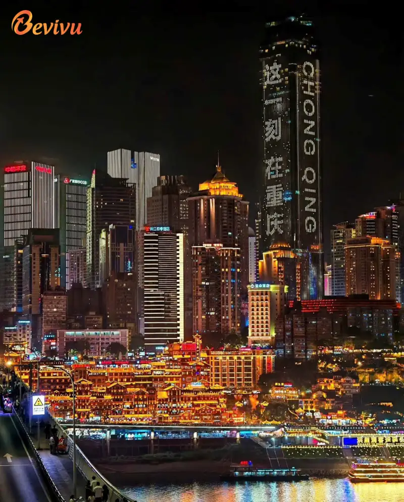 Hồng Nhai Động rực rỡ ánh đèn khi nhìn từ xa tour du lịch hồng nhai động 2025