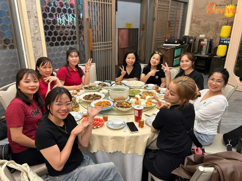Đoàn khách tham quan thưởng thức ẩm thực ẩm thực du lịch Thái Bình Cổ Trấn