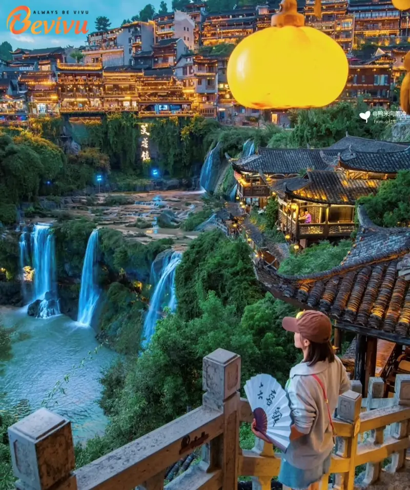 Khung cảnh rực rỡ tại Phượng Hoàng Cổ Trấn du lịch tair nghiệm vẻ đẹp phượng hoàng cổ trấn