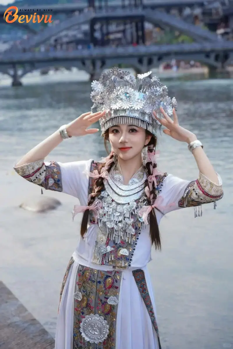 Du khách check-in với trang phục dân tộc check-in tại Phượng Hoàng Cổ Trấn